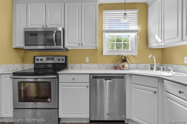 Builiding view seventeen for 23930 Cass, Farmington, MI. 48335