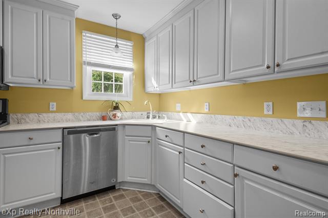 Builiding view sixteen for 23930 Cass, Farmington, MI. 48335