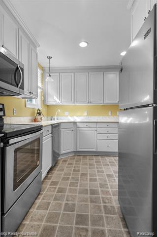 Builiding view ten for 23930 Cass, Farmington, MI. 48335