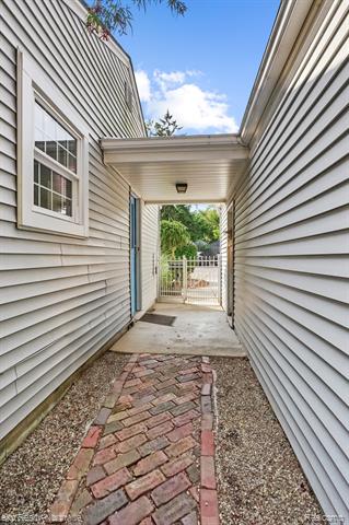 Builiding view thirty three for 23930 Cass, Farmington, MI. 48335