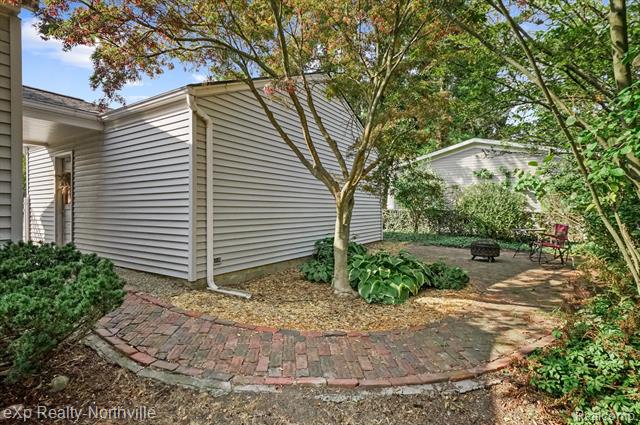 Builiding view thirty two for 23930 Cass, Farmington, MI. 48335