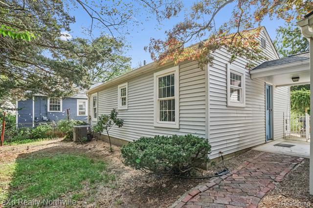 Builiding view thirty for 23930 Cass, Farmington, MI. 48335