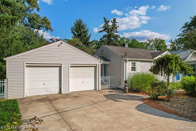 Builiding view three for 23930 Cass, Farmington, MI. 48335