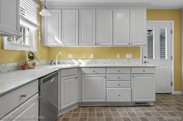 Builiding view twelve for 23930 Cass, Farmington, MI. 48335