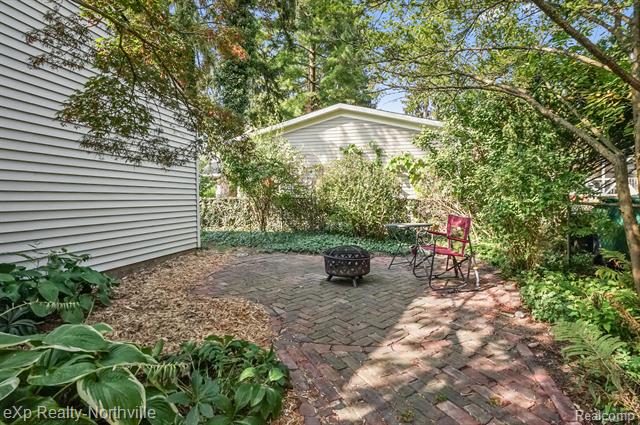 Builiding view twenty eight for 23930 Cass, Farmington, MI. 48335