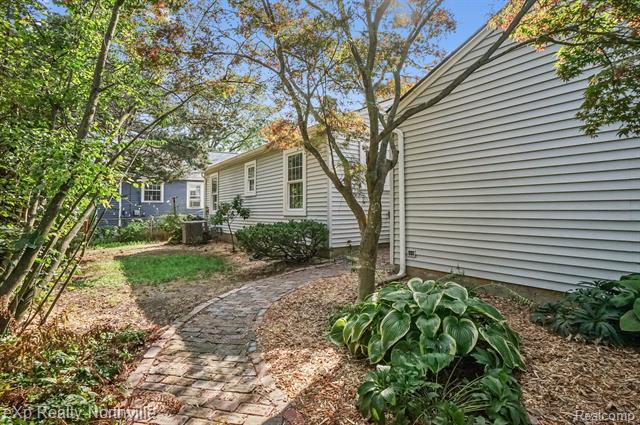 Builiding view twenty nine for 23930 Cass, Farmington, MI. 48335