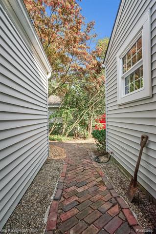 Builiding view twenty seven for 23930 Cass, Farmington, MI. 48335