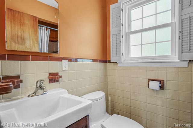 Builiding view twenty two for 23930 Cass, Farmington, MI. 48335