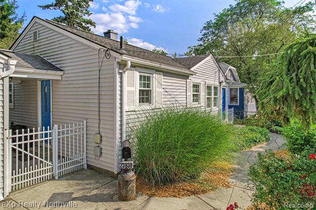 Builiding view two for 23930 Cass, Farmington, MI. 48335