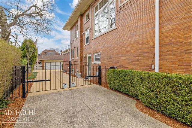 Builiding view thirty five for 1020 Kensington, Grosse Pointe, MI. 48230