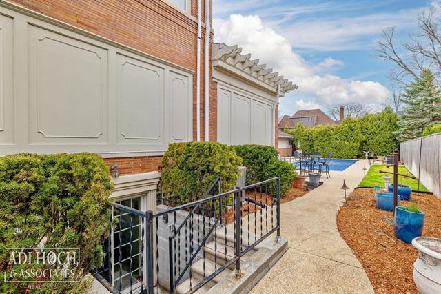 Builiding view thirty one for 1020 Kensington, Grosse Pointe, MI. 48230