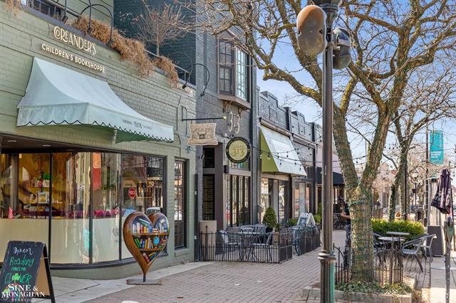 Builiding view sixty one for 846 Lakepointe, Grosse Pointe, MI. 48230