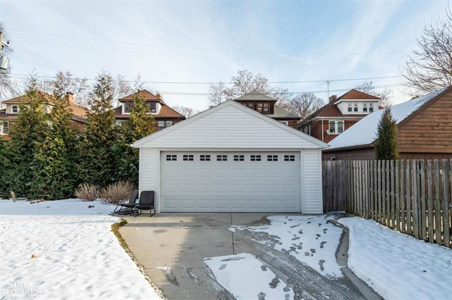 Builiding view thirty four for 846 Lakepointe, Grosse Pointe, MI. 48230