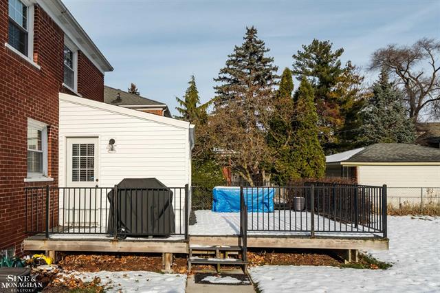 Builiding view thirty seven for 846 Lakepointe, Grosse Pointe, MI. 48230