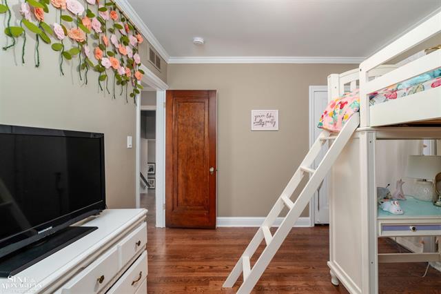 Builiding view eighteen for 976 Lakepointe, Grosse Pointe, MI. 48230