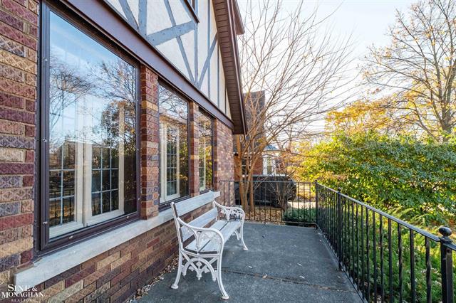 Builiding view twenty nine for 976 Lakepointe, Grosse Pointe, MI. 48230