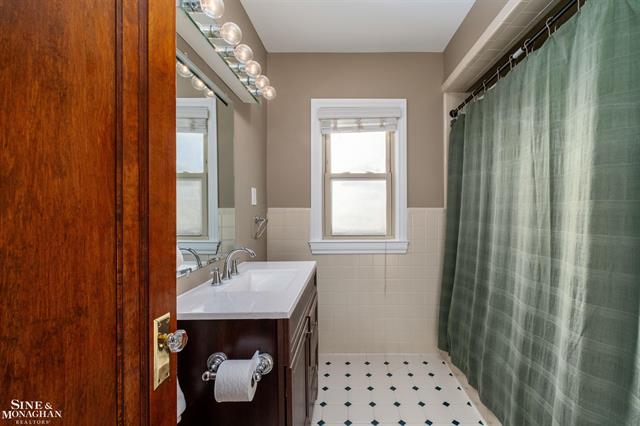 Builiding view twenty one for 976 Lakepointe, Grosse Pointe, MI. 48230