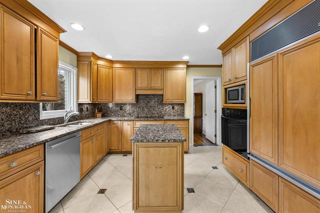 Builiding view fifteen for 11 Wellington, Grosse Pointe, MI. 48230