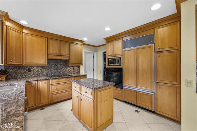 Builiding view seventeen for 11 Wellington, Grosse Pointe, MI. 48230