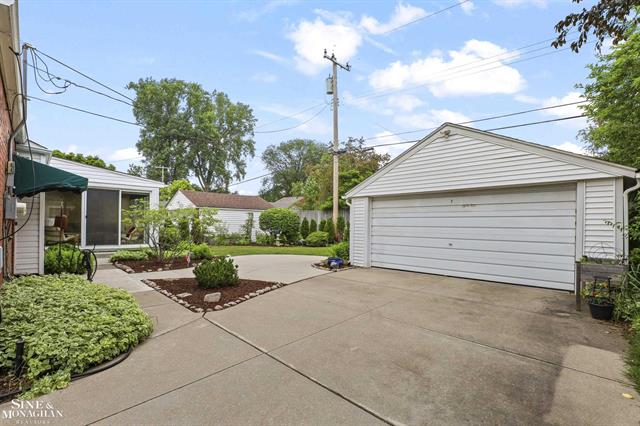 Builiding view thirty four for 1024 Somerset, Grosse Pointe, MI. 48230