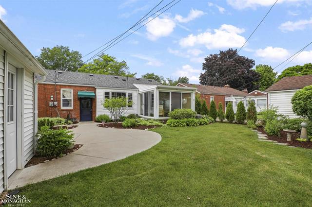 Builiding view thirty one for 1024 Somerset, Grosse Pointe, MI. 48230
