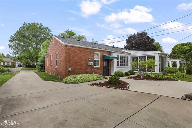 Builiding view thirty three for 1024 Somerset, Grosse Pointe, MI. 48230