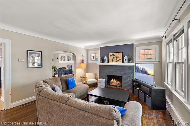 Builiding view six for 1251 Bishop, Grosse Pointe, MI. 48230