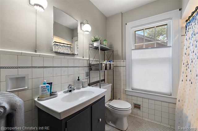 Builiding view thirty seven for 1251 Bishop, Grosse Pointe, MI. 48230