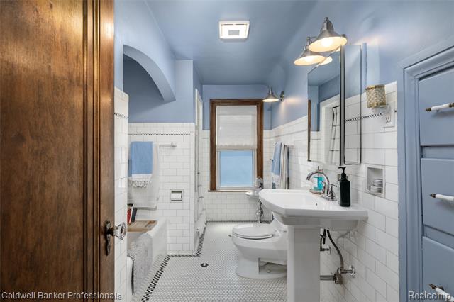 Builiding view forty two for 1377 Harvard, Grosse Pointe, MI. 48230