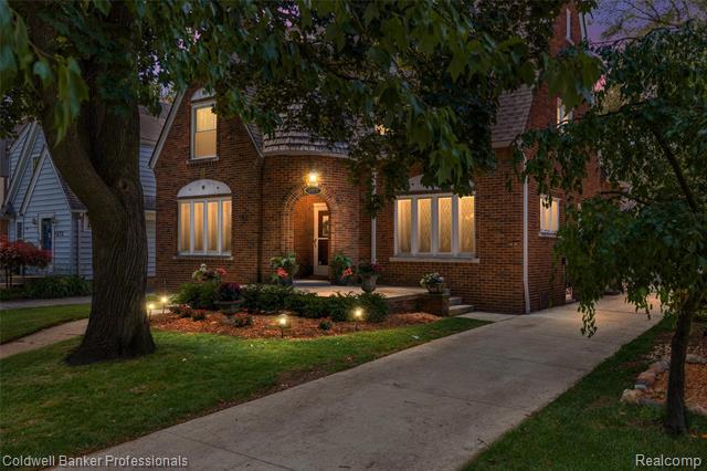 Builiding view one for 1377 Harvard, Grosse Pointe, MI. 48230
