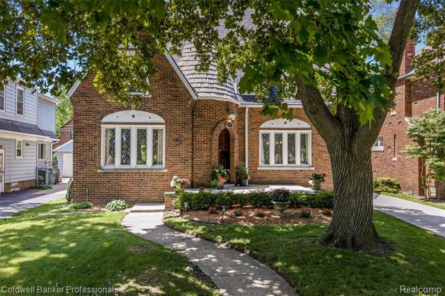 Builiding view three for 1377 Harvard, Grosse Pointe, MI. 48230