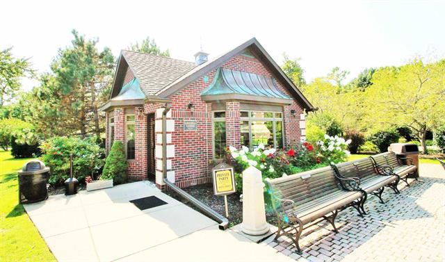 Builiding view eighty five for 801 Park Lane, Grosse Pointe, MI. 48230