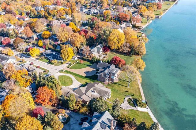 Builiding view fifty five for 801 Park Lane, Grosse Pointe, MI. 48230