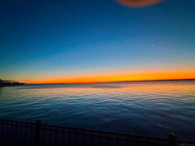 Builiding view seventy two for 801 Park Lane, Grosse Pointe, MI. 48230