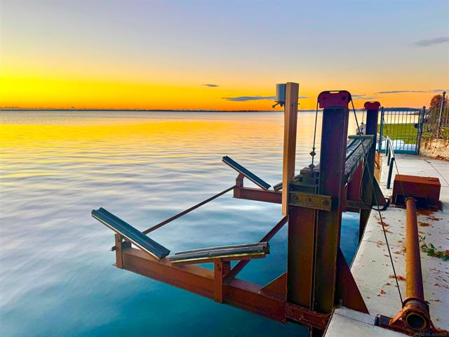 Builiding view seventy for 801 Park Lane, Grosse Pointe, MI. 48230