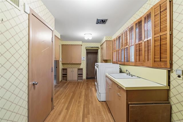 Builiding view thirty for 801 Park Lane, Grosse Pointe, MI. 48230