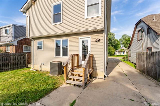 Builiding view forty two for 23389 Easterling, Hazel Park, MI. 48030