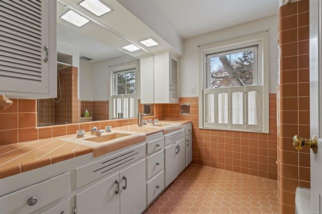 Builiding view thirty nine for 1003 Bedford, Grosse Pointe, MI. 48230