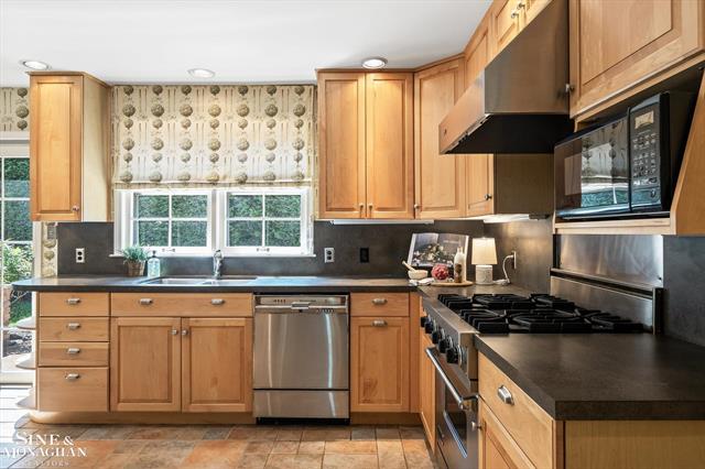 Builiding view seventeen for 1023 Harvard, Grosse Pointe, MI. 48230