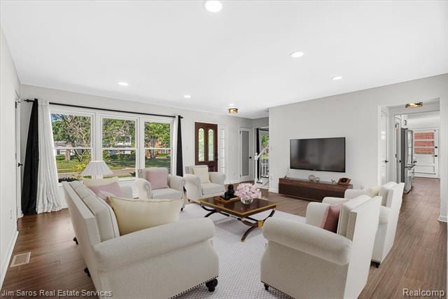 Builiding view five for 615 Lakepointe, Grosse Pointe, MI. 48230
