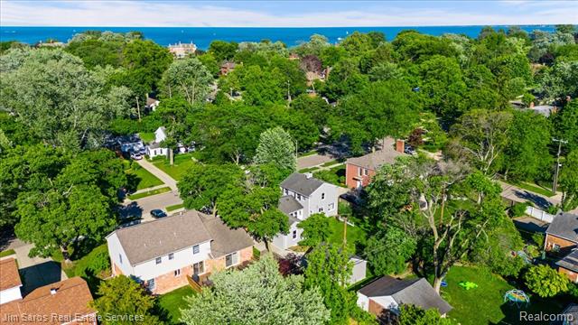 Builiding view thirty three for 615 Lakepointe, Grosse Pointe, MI. 48230