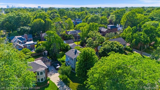 Builiding view thirty two for 615 Lakepointe, Grosse Pointe, MI. 48230