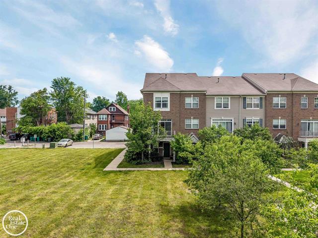 Builiding view twenty seven for 1048 Lakepointe, Grosse Pointe, MI. 48230