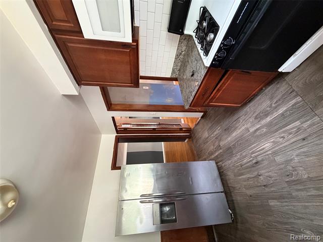 Builiding view seven for 23750 Wildwood, Oak Park, MI. 48237