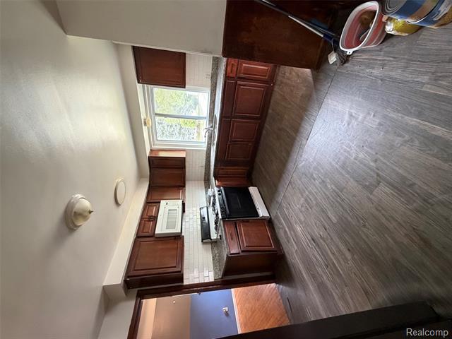 Builiding view six for 23750 Wildwood, Oak Park, MI. 48237