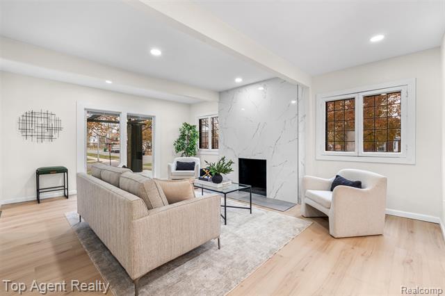 Builiding view eighteen for 784 Barrington, Grosse Pointe, MI. 48230