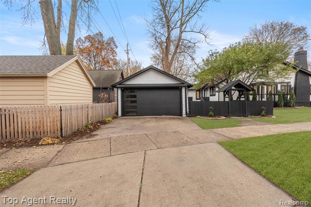 Builiding view forty five for 784 Barrington, Grosse Pointe, MI. 48230