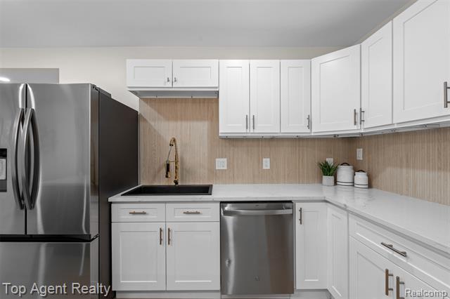 Builiding view nine for 784 Barrington, Grosse Pointe, MI. 48230