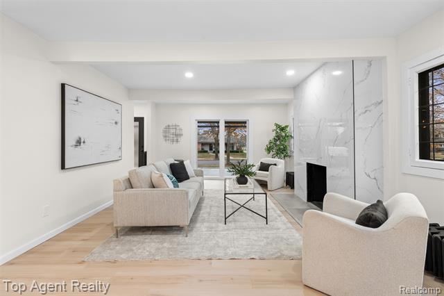 Builiding view seventeen for 784 Barrington, Grosse Pointe, MI. 48230