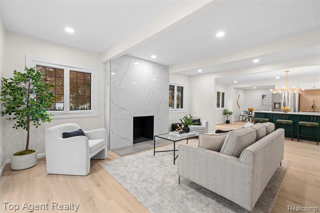 Builiding view sixteen for 784 Barrington, Grosse Pointe, MI. 48230